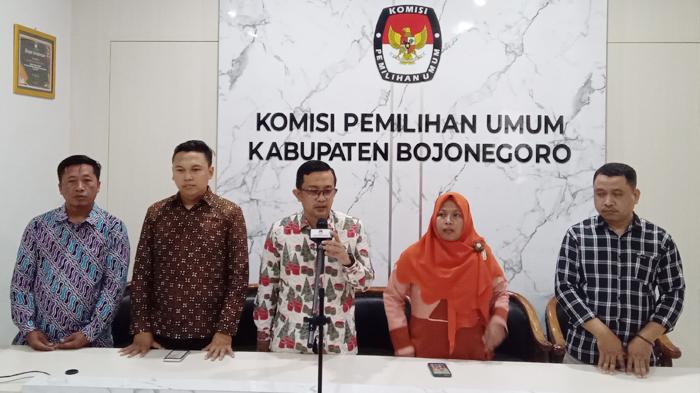 Ketua-KPU-Bojonegoro-Robby-Adi-Perwira-2882024A.jpg