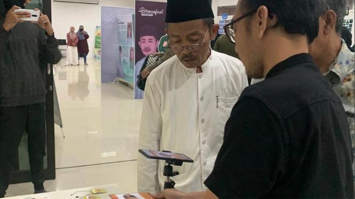 Ketua-PCNU-Sidoarjo-KH-Zainal-Abidin-saat-melihat-karya-sejumlah-mahasiswa-Unusida.jpg