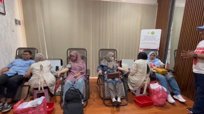 Ketua-Pengda-IPPAT-Kabupaten-Gresik-Raditya-Eko-Hartanto-meninjau-donor-darah.jpg