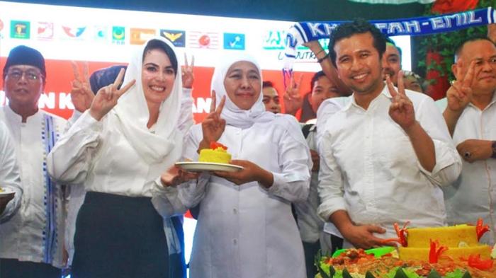 Khofifah-Emil-Syukuran-Potong-Tumpeng-Bersama-Relawan.jpg