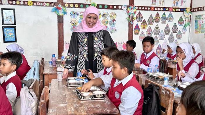 Khofifah-Indar-Parawansa-meninjau-pelaksanaan-Makan-Bergizi-Gratis-di-SDN-Paterman-1.jpg