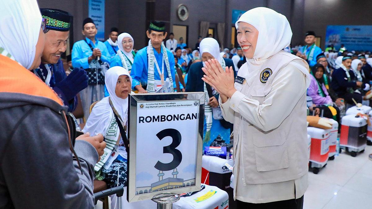 Khofifah-Lepas-Kloter-Pertama-Jemaah-Haji-Embarkasi-Surabaya.jpg