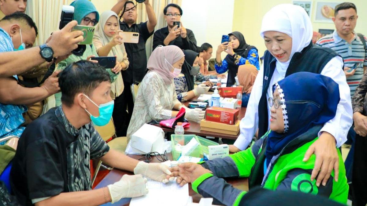 Gubernur Khofifah Tinjau CKG 1.000 Driver Ojol Gojek di Surabaya