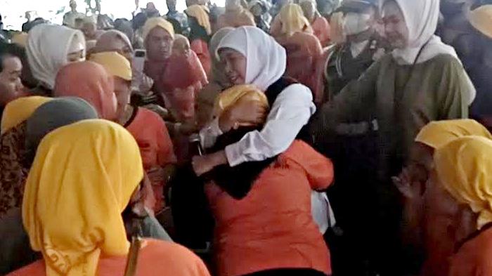Khofifah-lantunkan-lagu-Keramat-di-Tulungagung.jpg