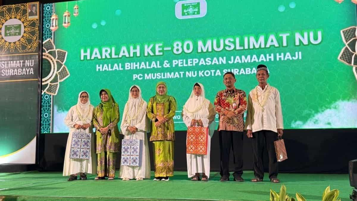 Khofifah-melepas-calon-jemaah-haji-Muslimat-NU-Kota-Surabaya.jpg