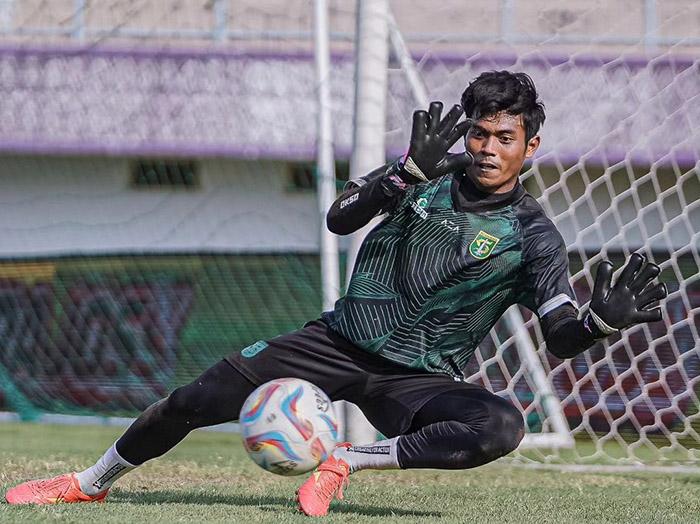 Kiper-Persebaya-Andhika-Ramadhani-saat-jalani-latihan-persiapan.jpg