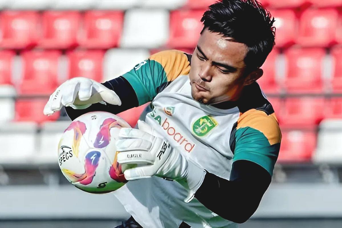 Kiper-Persebaya-Ernando-Ari-4112025.jpg