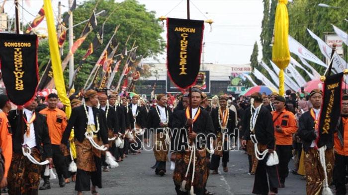 Kirab-Tiga-Pusaka-Ponorogo-Jelang-1-Suro.jpg
