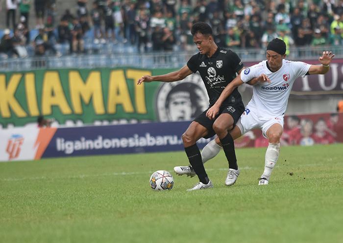 Koko-Ari-Araya-bek-Persebaya-Surabaya-saat-lawan-PSM-Makassar.jpg