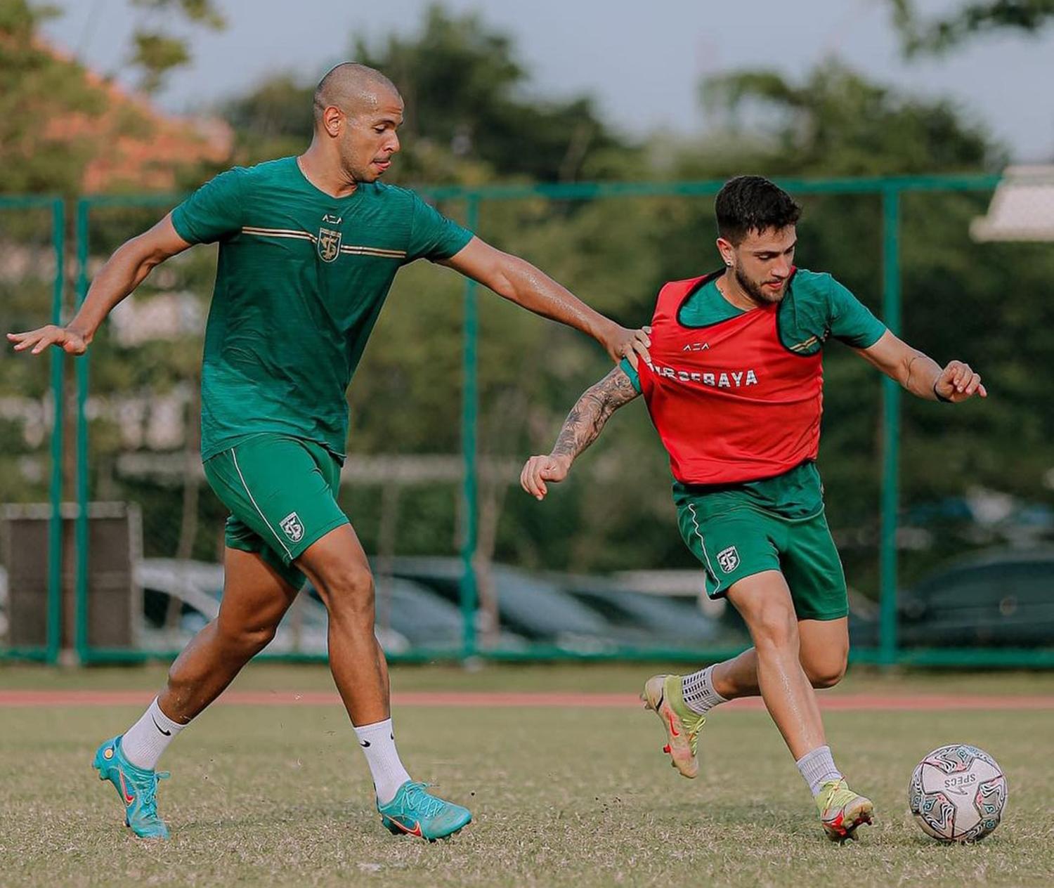 Koko-Ari-Araya-kiri-pemain-Persebaya-Surabaya-menjalani-sesi-latihan-persiapan-Liga-1-2022-2023.jpg
