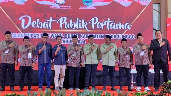 Komisioner-KPU-Kabupaten-Probolinggo-bersama-kedua-pasangan-calon-Bupati.jpg