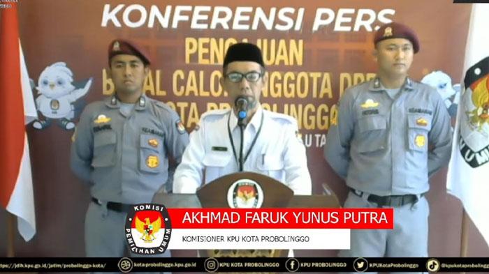 Komisioner-KPU-Kota-Probolinggo-Akhmad-Faruk-Yunus-Putra-tengah-memaparkan.jpg
