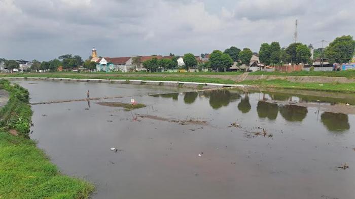Prihatin Sungai di Lumajang Dicemari Sampah, Pj Indah Wahyuni: Tangkap Pembuang Sampah Sembarangan