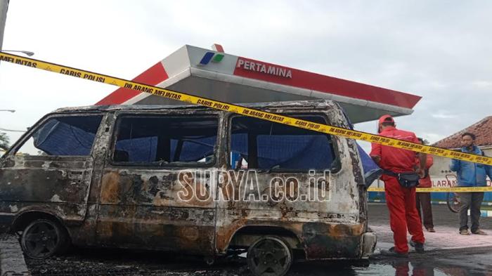 Mobil Terbakar Saat Hendak Isi Bensin di Lumajang, Diduga Korsleting listrik