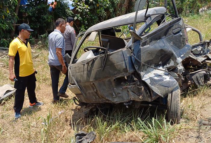 Kondisi-mobil-pickup-yang-tertabrak-KA-Singasari-di-Blitar.jpg