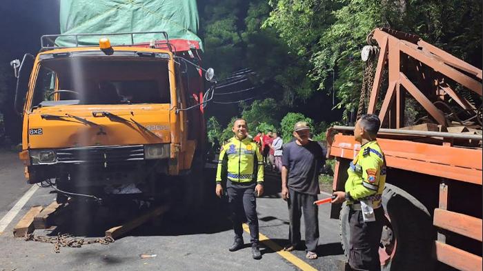 Kondisi-pasca-terjadinya-kecelakaan-beruntun-di-jalan-raya-Pantura-Situbondo.jpg