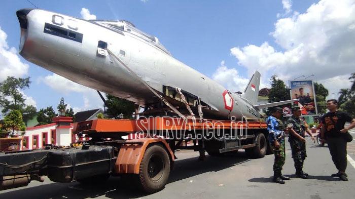 Kondisi-pesawat-tempur-F-86-Sabre-milik-TNI-AU-yang-baru-datang-di-Kota-Blitar.jpg