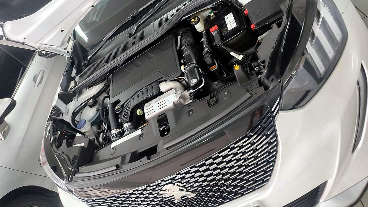 Kondisi-ruang-mesin-mobil-Peugeot.jpg