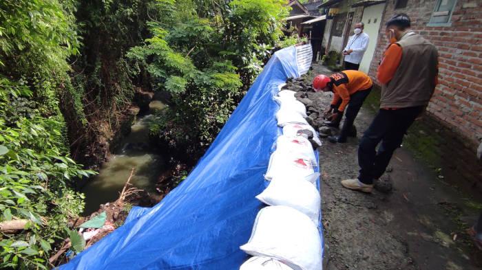 Kondisi-sejumlah-bangunan-rumah-warga-berada-di-dekat-tebing-Kali-Lahar.jpg