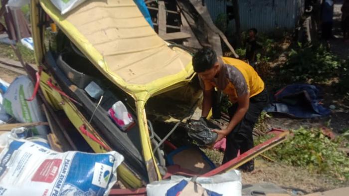 Kondisi-truk-yang-bermuatan-pakan-ayam-usai-dihantam-KA-Pandalungan.jpg