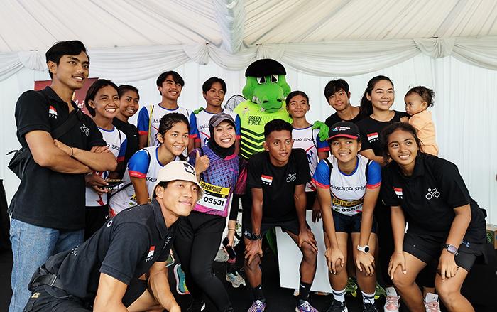 Kontingen-Jasalindo-Sport-foto-bersama-dengan-maskot-Persebaya.jpg