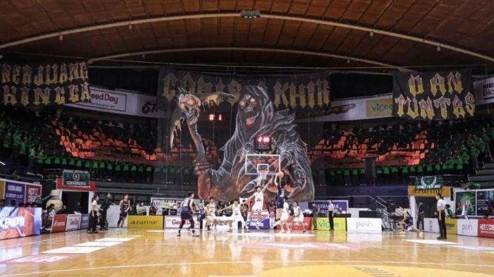 Koreo Tengkorak dan Api Songomania Bikin DBL Arena Surabaya Bergemuruh