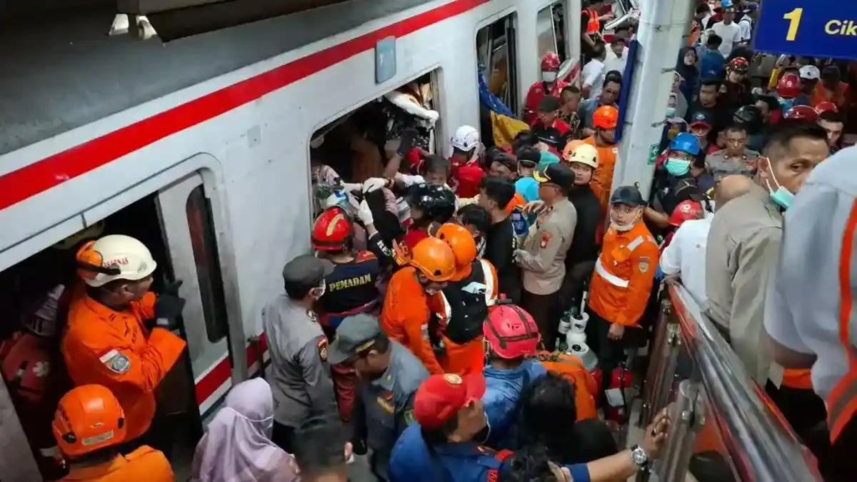 Kronologi Kecelakaan Kereta di Bekasi Timur: 7 Tewas, Ada yang Masih Terjepit dan 13 Jadwal KA Batal