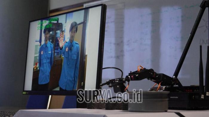 Mahasiswa Undika Surabaya Bikin Robot Lengan Berbasis AI, Pakai Kontrol Gestur Tangan