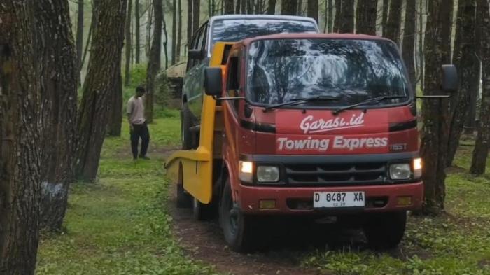 Layanan-mobil-towing-saat-menderek-kendaraan-yang.jpg