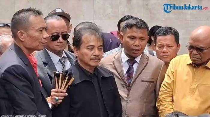 Lechumanan-Ungkap-Reaksi-Beda-Roy-Suryo-Cs-saat-Ijazah-Asli-Jokowi-Ditunjukkan-Tak-Ada-Komentar.jpg