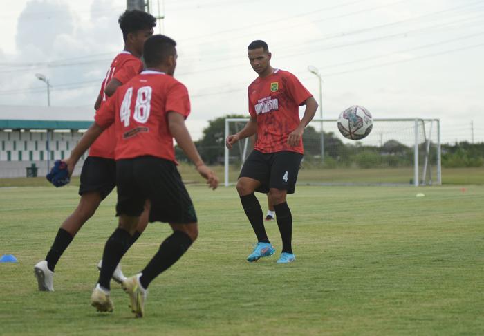 Leo-Lelis-bek-persebaya-asal-Brasil.jpg