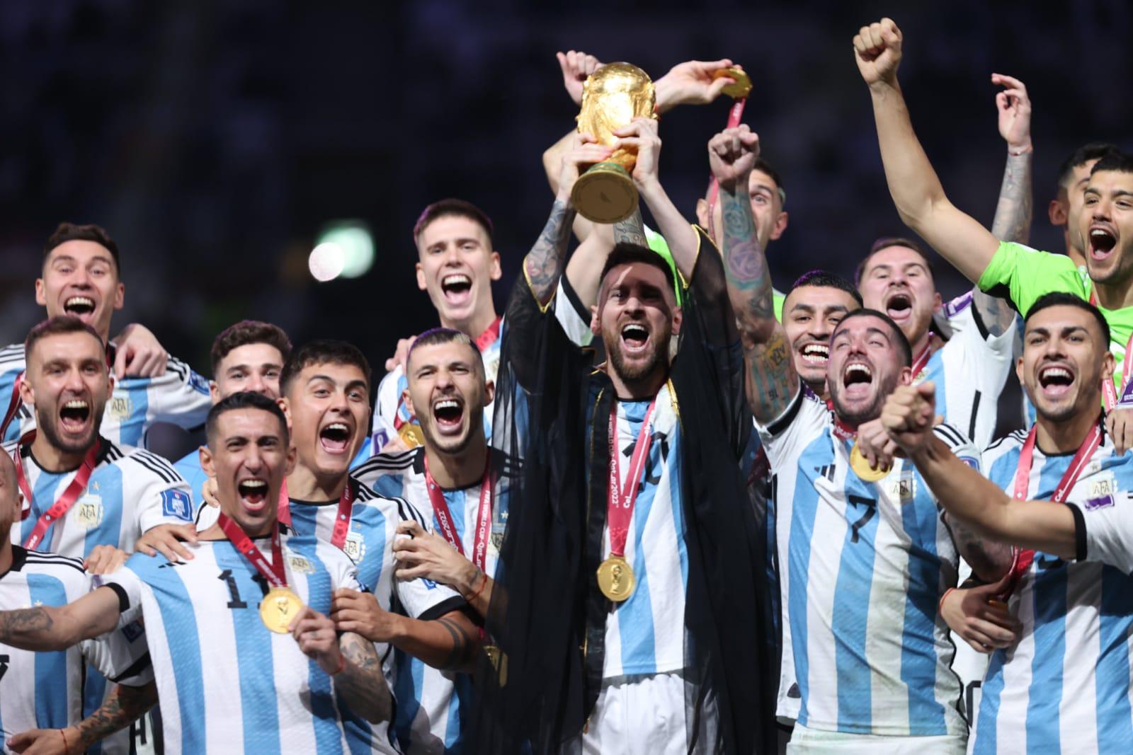 Lionel-Messi-saat-mengangkat-trofi-Piala-Dunia-2022.jpg