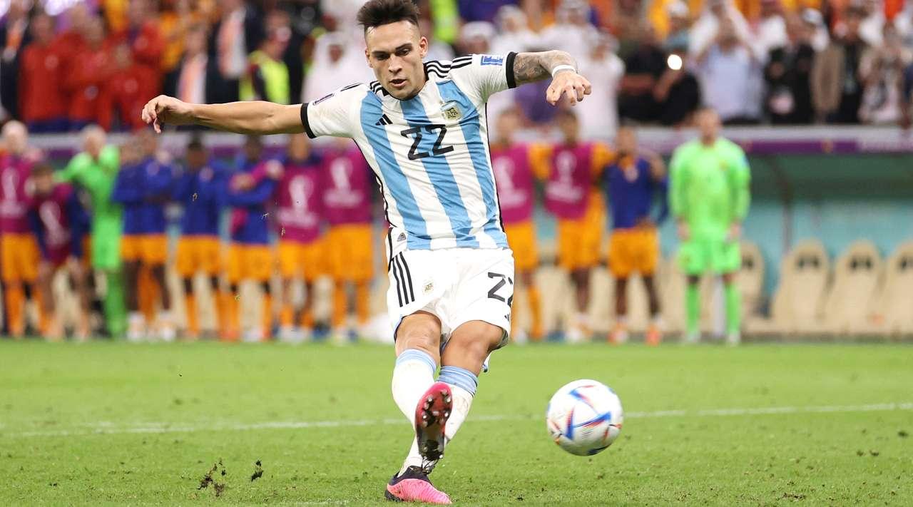 Lisandro-Martinez-mencetak-gol-penalti-penentu-dalam-adu-penalti-Belanda-vs-Argentina.jpg