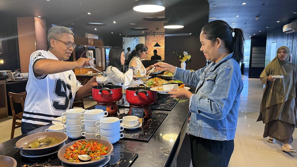 Lunch-Buffet-dan-Billiard-Favehotel-Rungkut-Surabaya-01.jpg