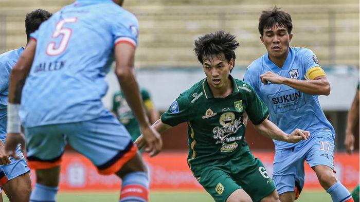M-Iqbal-saat-memperkuat-Persebaya-Surabaya-lawan-Rans-Nusantara-FC.jpg