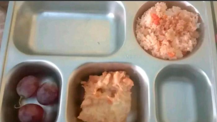 Mana Gizinya? Menu MBG Hanya Nasi goreng, Gorengan dan 3 Anggur, Siswa SD di Bojonegoro Gigit Jari
