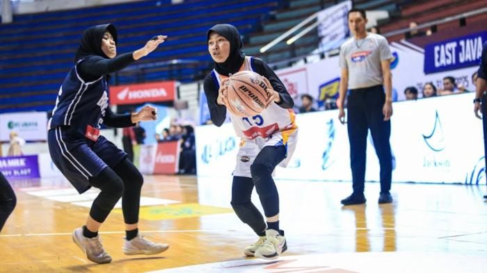 MENANG-Aksi-kapten-tim-basket-putri-SMA-Muhammadiyah-1-Gresik-Aremu-Rai.jpg