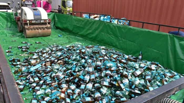 MIRAS-ILEGAL-Buldozer-bersiap-memusnahkan-ribuan-minuman-keras.jpg