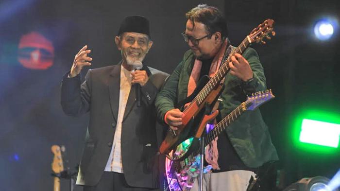 MUSIK-SANTRI-Wali-Band-mengguncang-panggung-Malam-Anugerah-Festival-Musik-Sa.jpg
