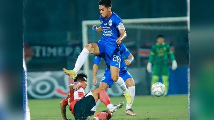 Madura-United-menghadang-pemain-PSIS-Semarang-di-Stadion-Gelora-Bangkalan-582023.jpg