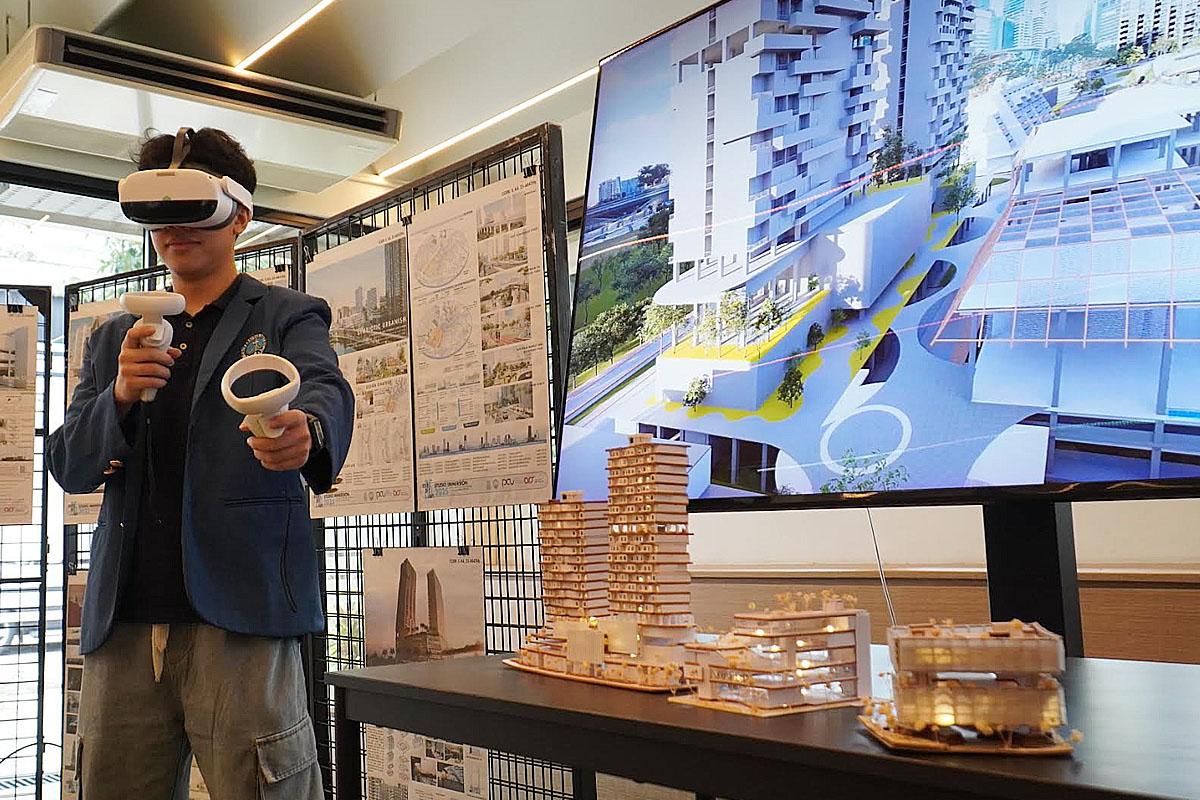 Mahasiswa-Architecture-PCU-saat-menggunakan-VR-untuk-melihat-desain-kawasan-Gubeng-Surabaya.jpg