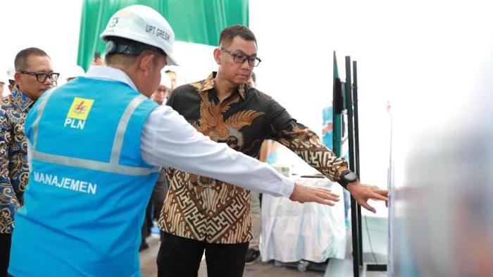 Manager-PLN-UPT-Gresik-Ivan-Nur-Pratama-tengah-meninjau-kesiapan-listrik-di-GI-Bungah.jpg