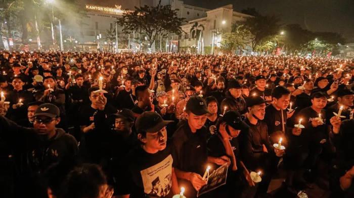 Manajemen-pelatih-dan-pemain-Persebaya-ikuti-doa-bersama-untuk-korban-Tragedi-Kanjuruhan.jpg