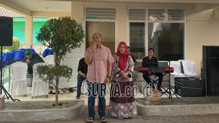 Mantan-Pj-Bupati-Jombang-Sugiat-saat-Memberikan.jpg
