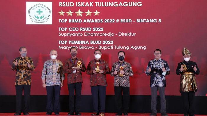 Maryoto-Birowo-saat-menerima-penghargaan-di-ajang-TOPBUMD-Awards-2022.jpg