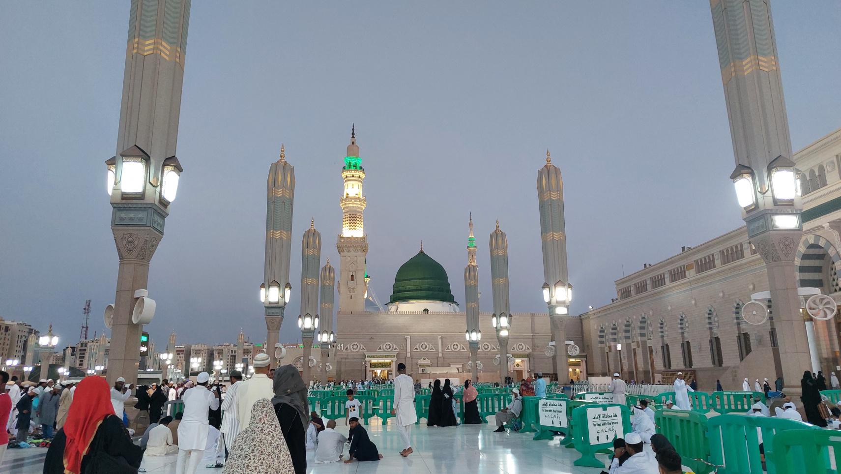 Masjid-Nabawi-Madina-Al-Munawara-Arab-Saudi.jpg