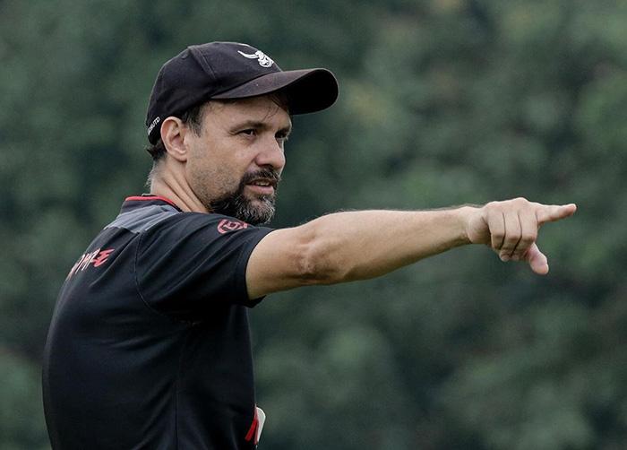 Mauricio-Souza-gemar-mainkan-pemain-muda-Madura-United.jpg