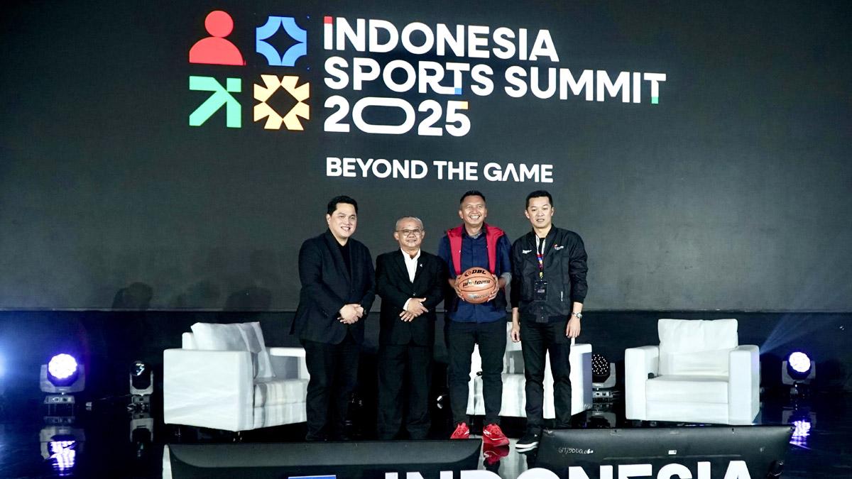 Mendikdasmen-Abdul-Muti-dan-CEO-DBL-Azrul-Ananda-di-Indonesia-Sports-Summit-2025.jpg