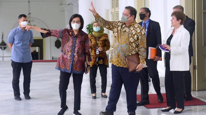 Menko-Airlangga-Hartarto-dan-Menkeu-Sri-Mulyani-sambut-kedatangan-Kristalina-Georgieva.jpg