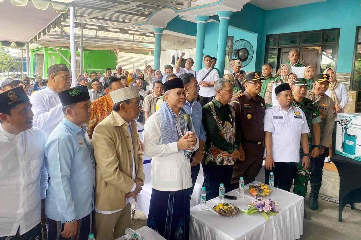 Menko-Pangan-Zulhas-Datangi-Kios-di-Bondowoso-untuk-Memastikan-Harga-Pupuk-Turun.jpg